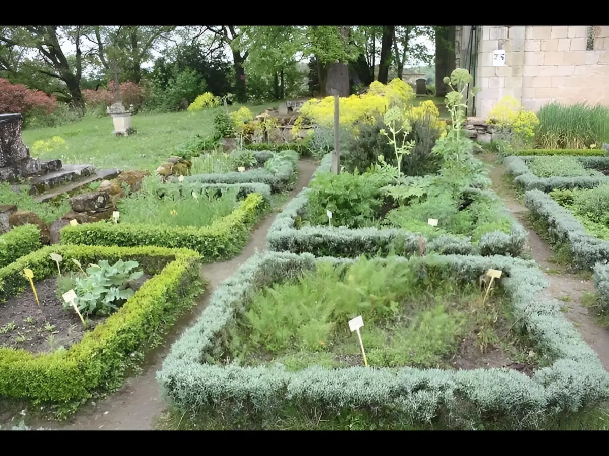Rendez-vous aux jardins : visite du jardin de la Commanderie de Sallebruneau