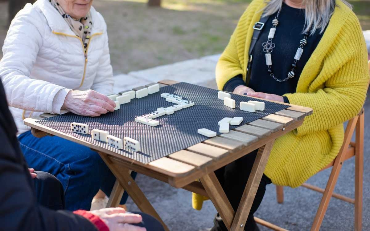 Photo de personnes âgées jouant aux dominos