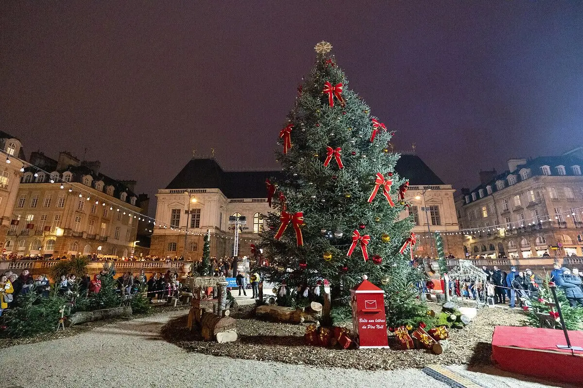 Sur la place du Parlement, trône fièrement la Boîte aux Lettres du Père Noël