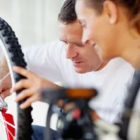 Les spécialistes du vélo assurent la vente comme l'entretien mécanique de votre vélo &copy; Yuri Arcurs - fotolia.com