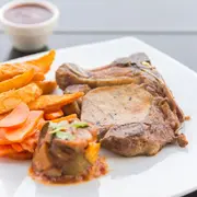 Repas autour du cochon par le Comité des fêtes et d'animations de Saint-Philippe-du-Seignal