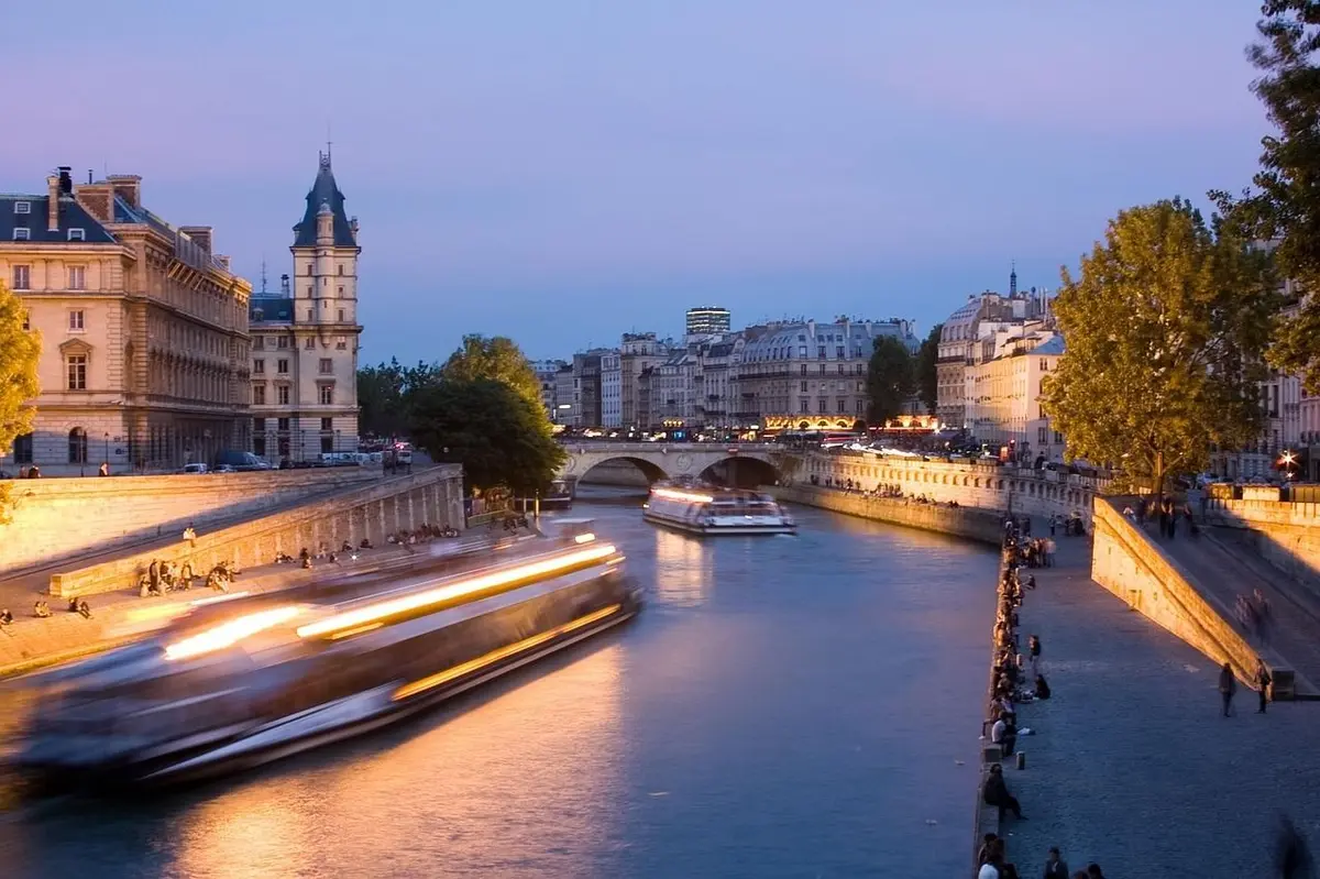 Repas sur une péniche à Paris : une expérience originale au fil de la Seine