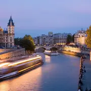 Repas sur une péniche à Paris : une expérience originale au fil de la Seine