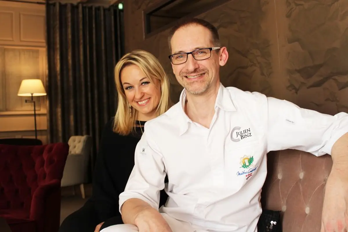 Sandrine Kauffer et Julien Binz dans le salon de leur restaurant