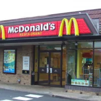 La plupart des restaurants McDonald's possèdent cette forme de petit pavillon typique DR