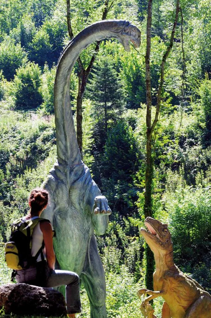 Une centaine de dinosaures peuplent le parc préhistorique du Dino-Zoo