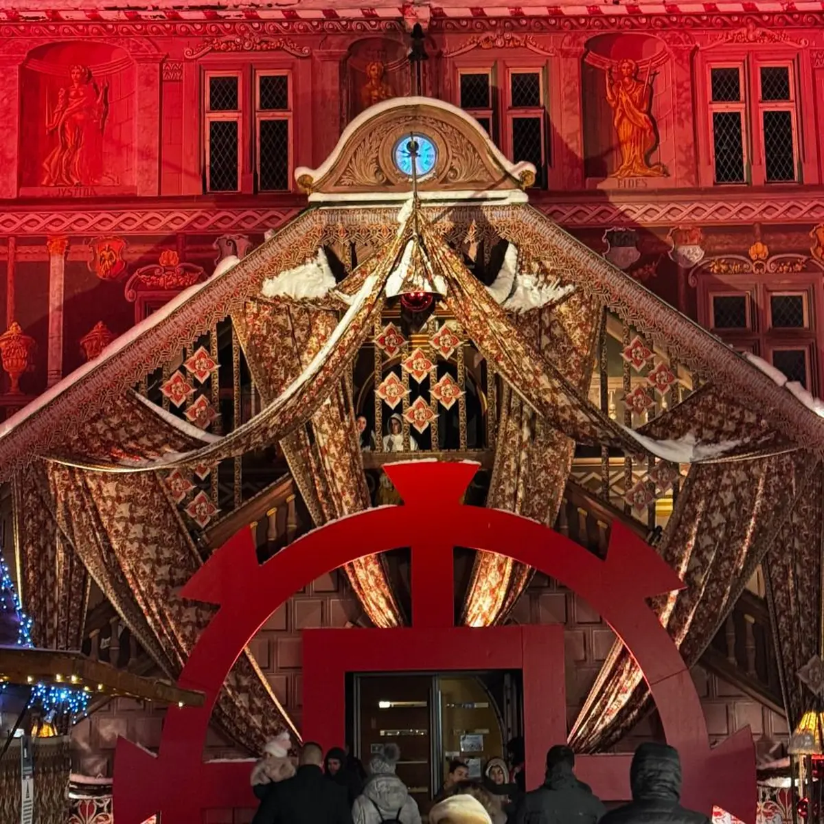 Hôtel de Ville paré du tissu 2024