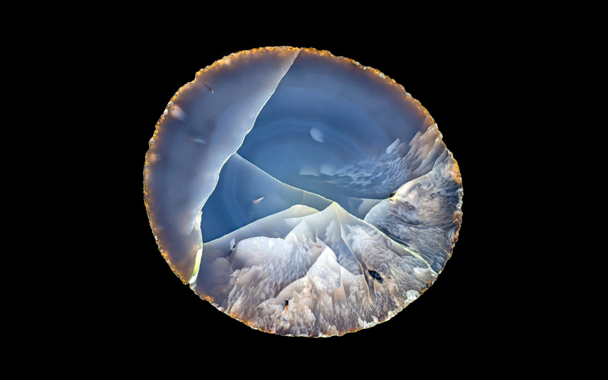 Agate, probablement Rio Grande do Sul (Brésil) conservée à Paris au Muséum national d'histoire naturelle, collection de minéraux et gemmes