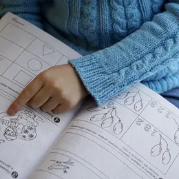 Révisions estivales 2026 : ce que font vraiment les familles françaises pendant les vacances, et pourquoi 68 % des parents avouent galérer à motiver leurs enfants