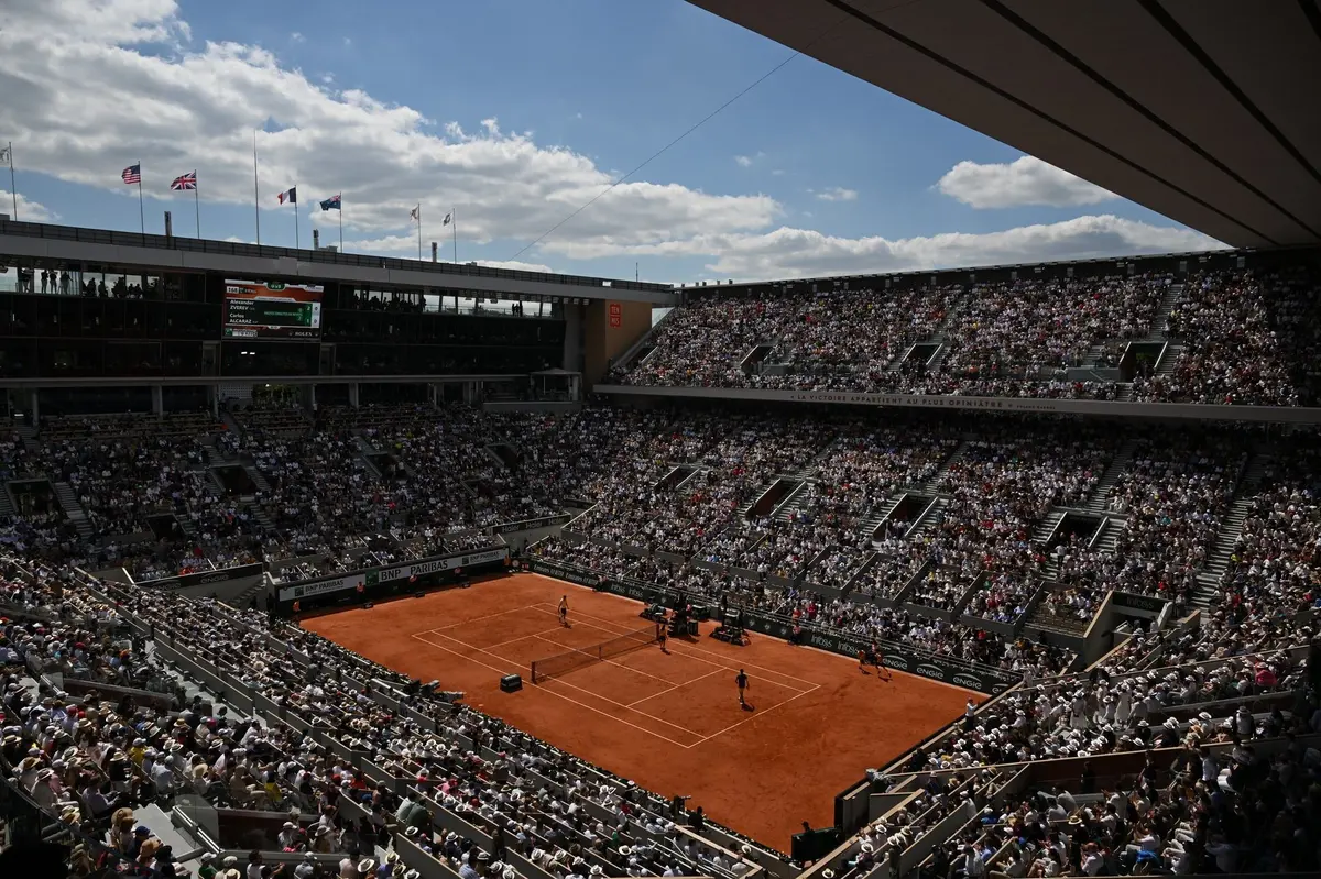 La terre battue prend vie sous le soleil printanier de Roland-Garros 