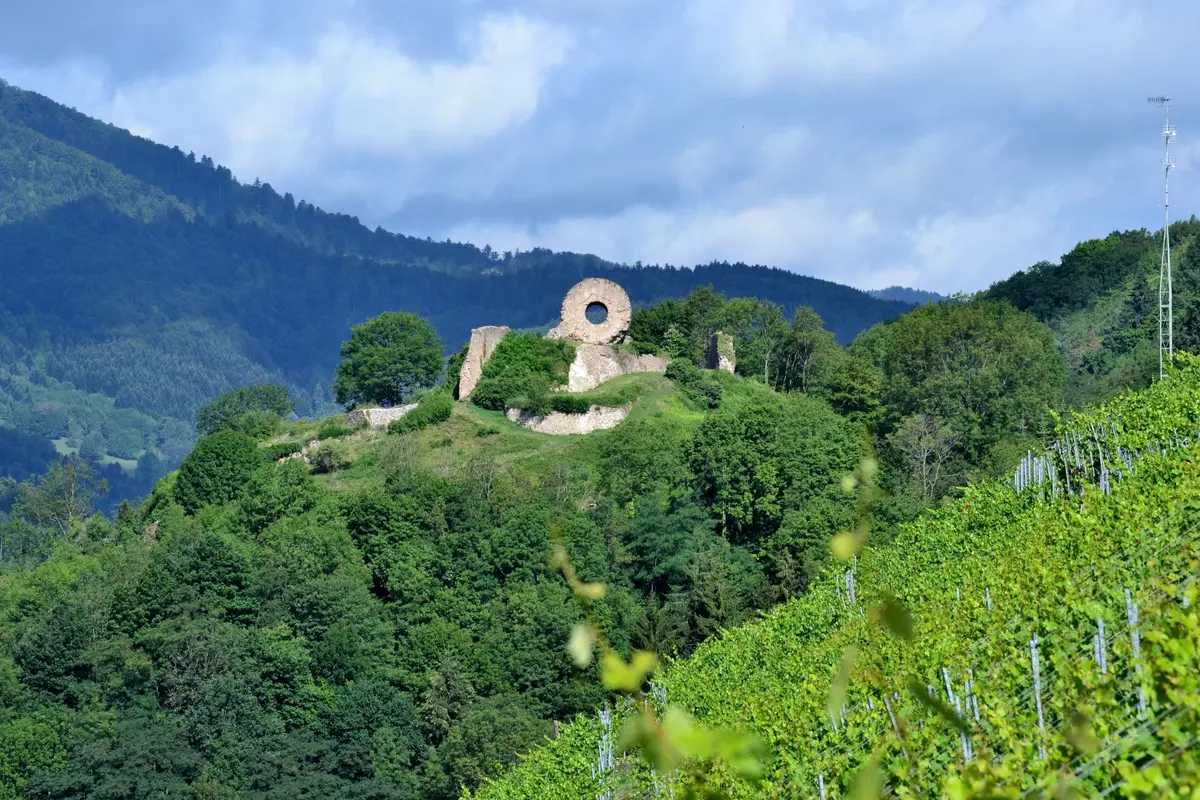 Les ruines du château et le fameux oeil de la sorcière
