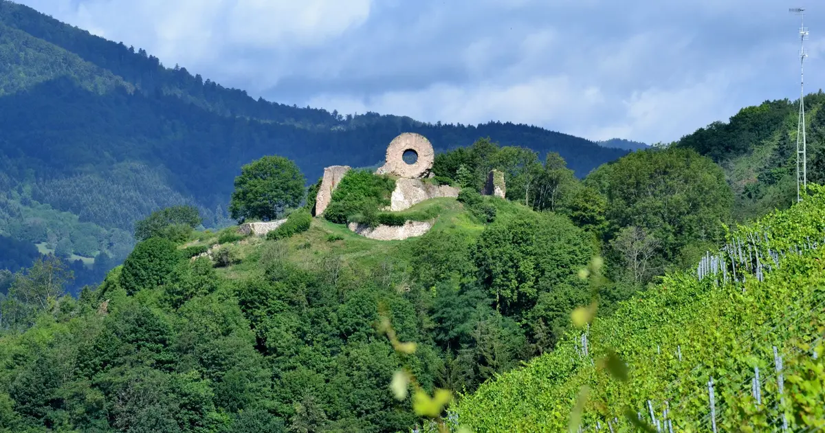 Les ruines du château et le fameux "oeil de la sorcière"
