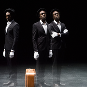 Salade, tomate, oignons, une pièce sur la quête d'identité au Théâtre Silvia Monfort