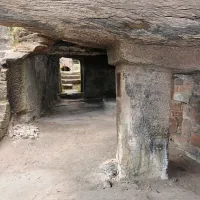 L'intérieur du château de Wasigenstein possède des salles creusées dans le rocher DR