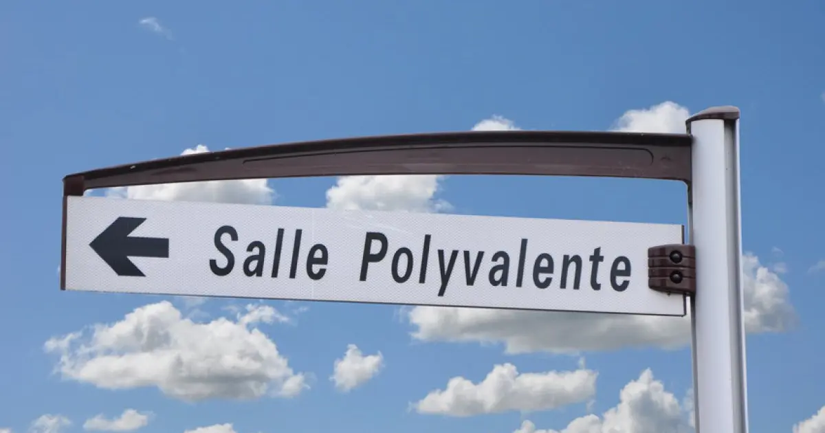 Une salle polyvalente est l'endroit idéal pour organiser une fête ou une réunion.