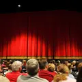 Comédie, magie, opérette... quel spectacle étonnant vous attend derrière le grand rideau rouge ?