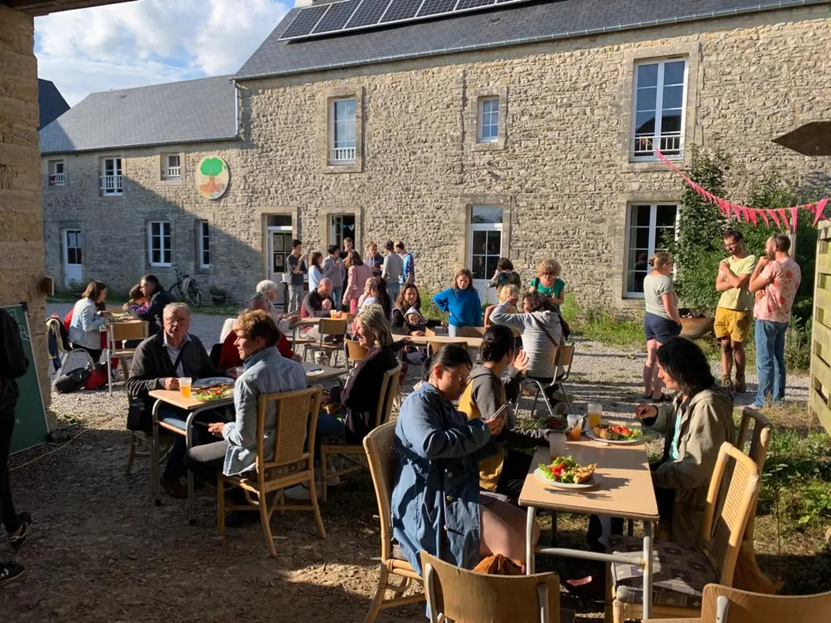 Salon de thé éphémère au milieu des fermes