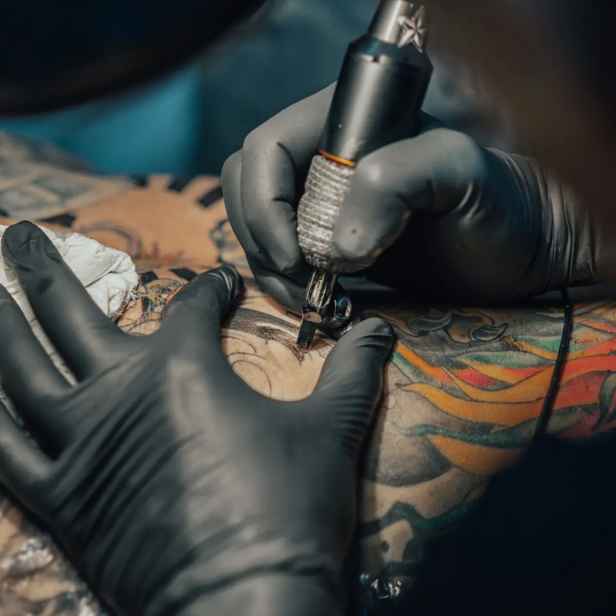 Les artistes tatoueurs sont nombreux au Salon du Tatouage de Nice