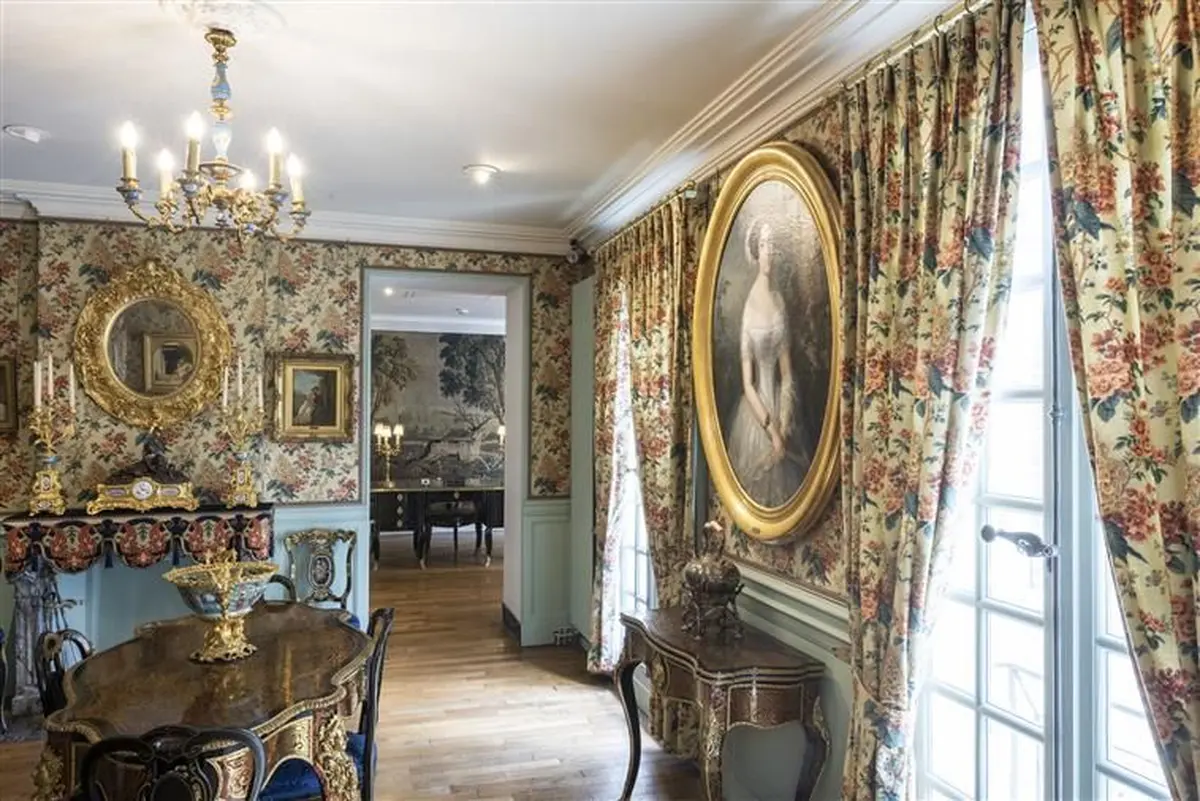 Vue int&eacute;rieure du mus&eacute;e Magnin &agrave; Dijon : Salon de famille am&eacute;nag&eacute; dans le style Napol&eacute;on III
