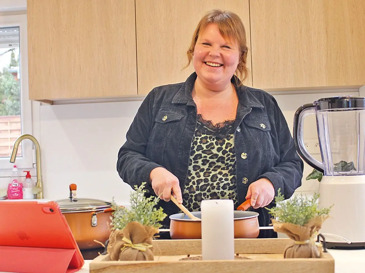 Sandra, en plein travail dans sa cuisine