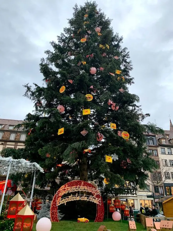 Le sapin de Noël de Strasbourg, symbole du marché de Noël