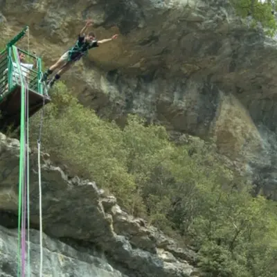 Découvrez l'expérience du saut à l'élastique