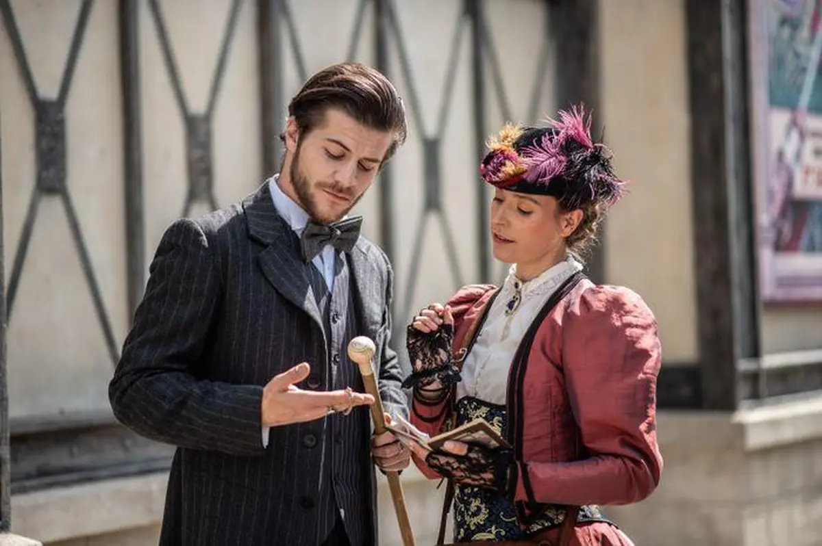Scène théatralisée en costume
