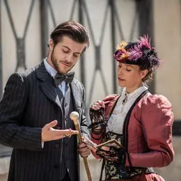 Scène théatralisée en costume