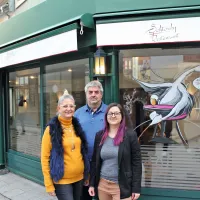 La famille Scherrer devant son restaurant Schtorky à Mulhouse&nbsp;! DR