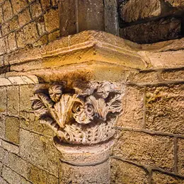 Sculptures Et Chapiteaux De Pin, Du Monastier Et Chirac : Une Histoire Chargée De Symboles