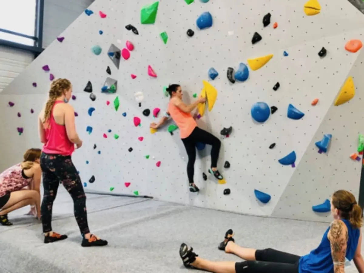 Séance d'escalade en équipe à Toulon centre (83)