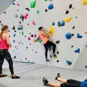 Séance d'escalade en équipe à Vienne (38)