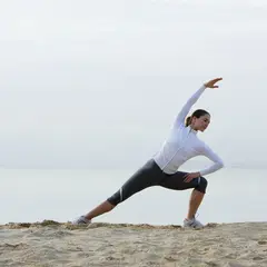 Séance de streching sur la plage