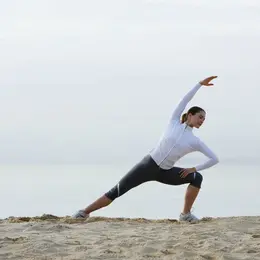 Séance de streching sur la plage