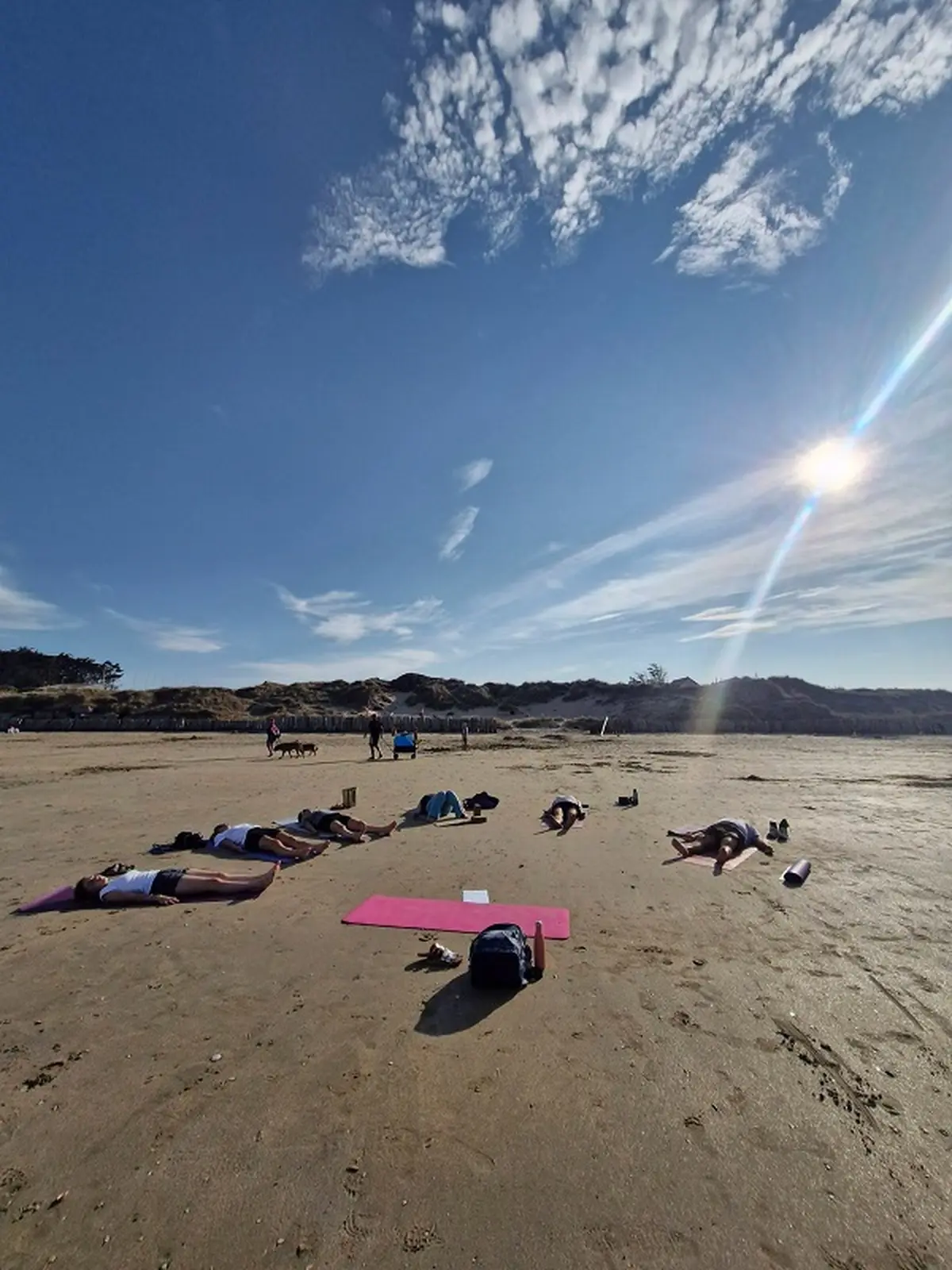 Séance de yoga à la plage