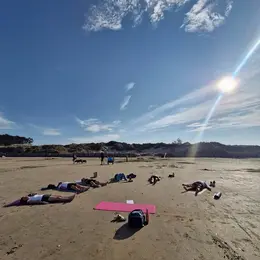 Séance de yoga à la plage