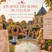 Séance de yoga dans la roseraie du Domaine de Chaalis