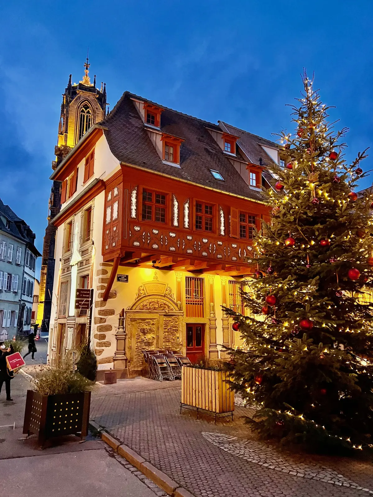 La place du marché aux poissons décorée pour les fêtes de fin d'année
