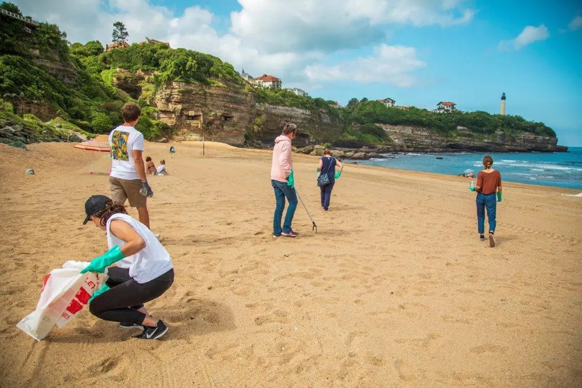 Sensibilisation et collecte de déchets sur la plage