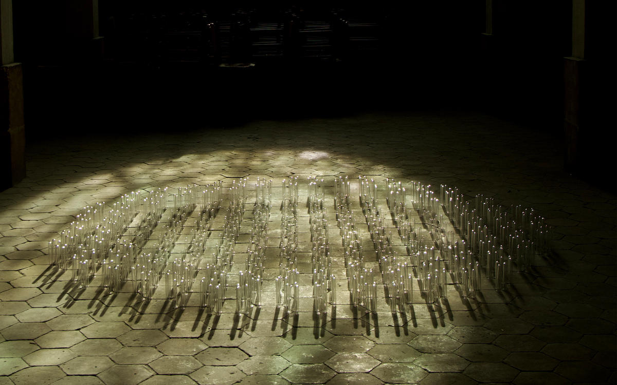 Shana Rouaix, REMEMBRA, vue de l'installation Société de tubes, 2026, Les Magasins, Chapelle Saint-Louis, Salpêtrière