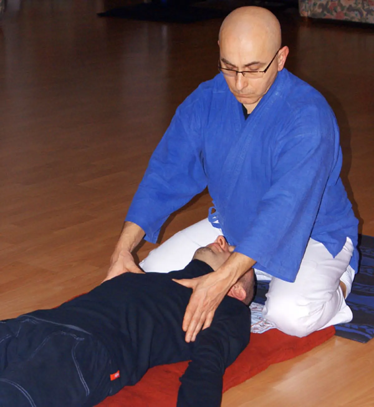 Par la pression des doigts, les m&eacute;ridiens se lib&egrave;rent