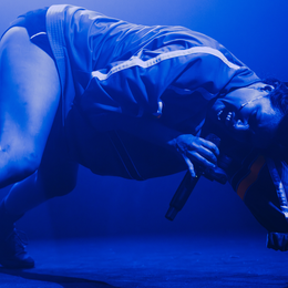 Si me ves ir con todo, es porque a la noche lloro • Performance de Baby Volcano
