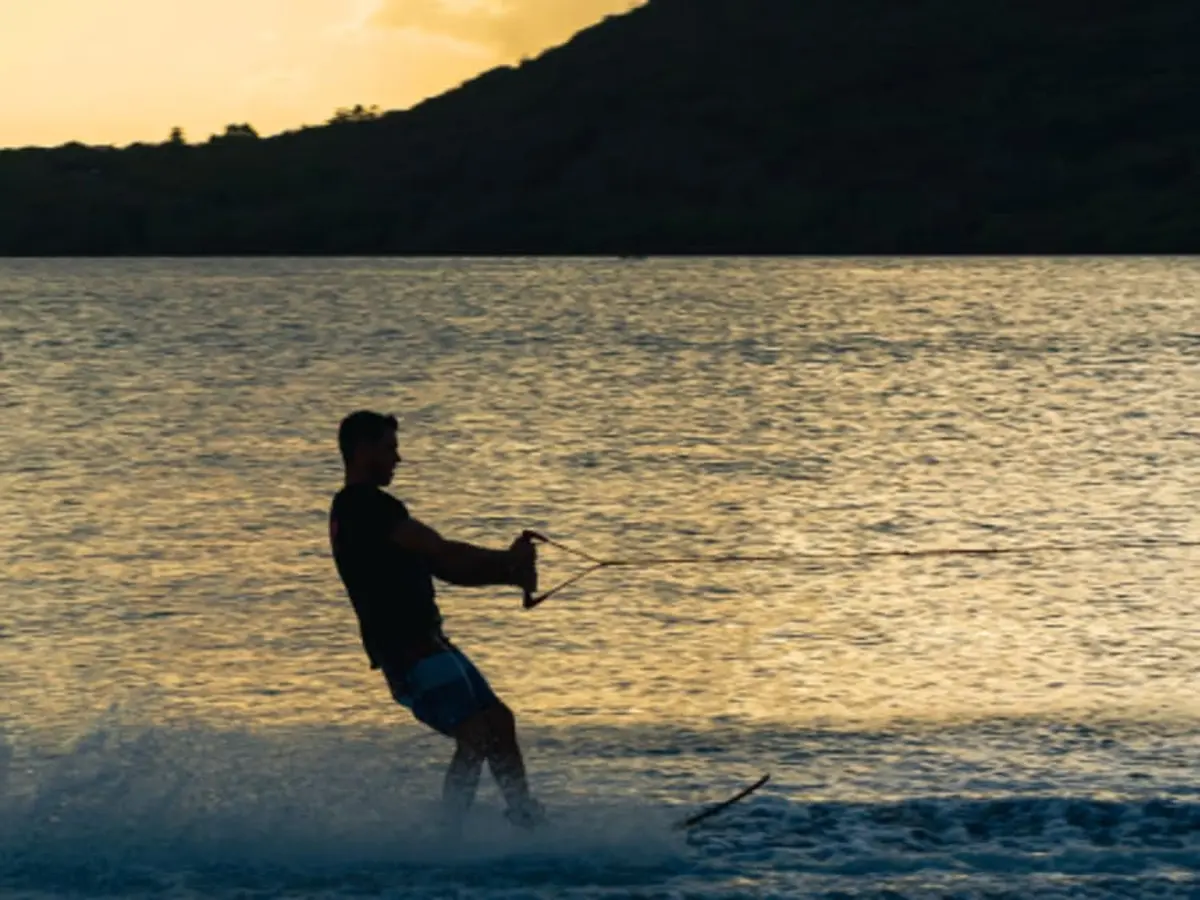 Ski nautique dans la Baie du Marin en Martinique (972)