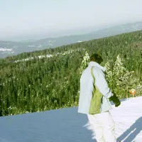 Un snowboarder sur une piste de la station de Gérardmer DR