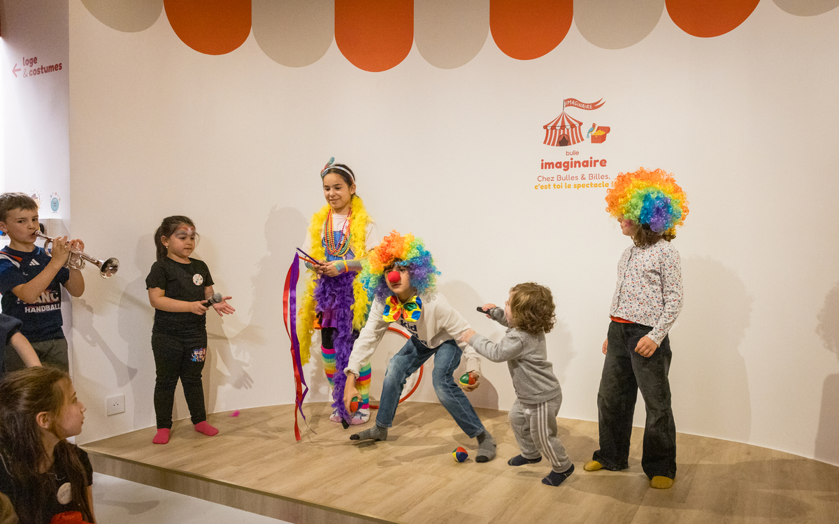 La bulle imaginaire de Bulles & Billes : une scène sous chapiteau où parents et enfants montent leur propre spectacle.