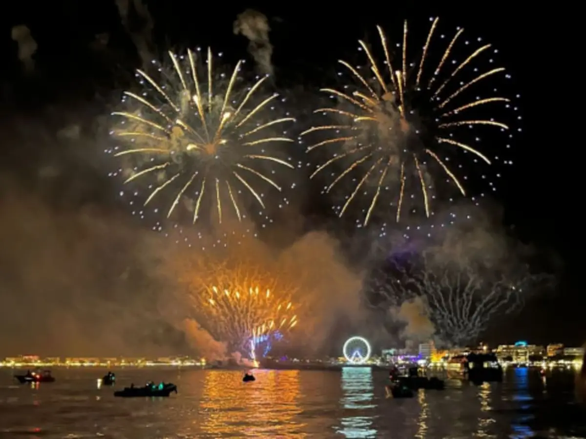 Soirée en catamaran dîner et feu d'artifice depuis Hyères (83)