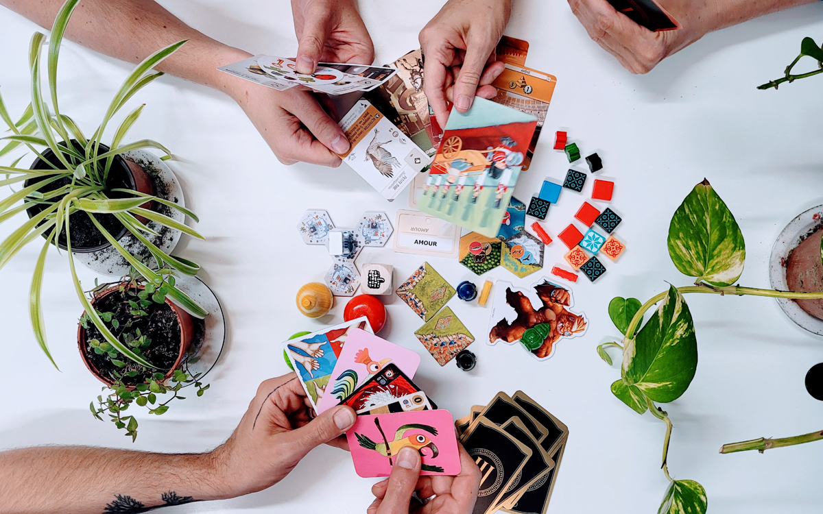 Photo de mains jouant aux cartes