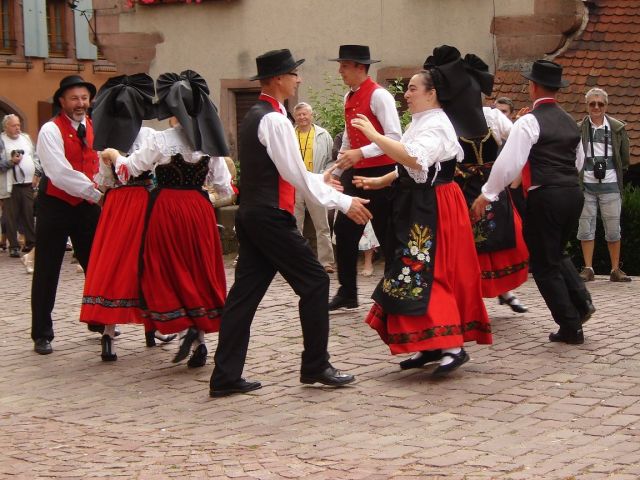 Les danseurs folkloriques de L\'Echo du Château sur la place de l\'Ancienne Douane de Colmar