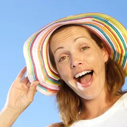 Soleil : comment garder des cheveux  éclatants ? 