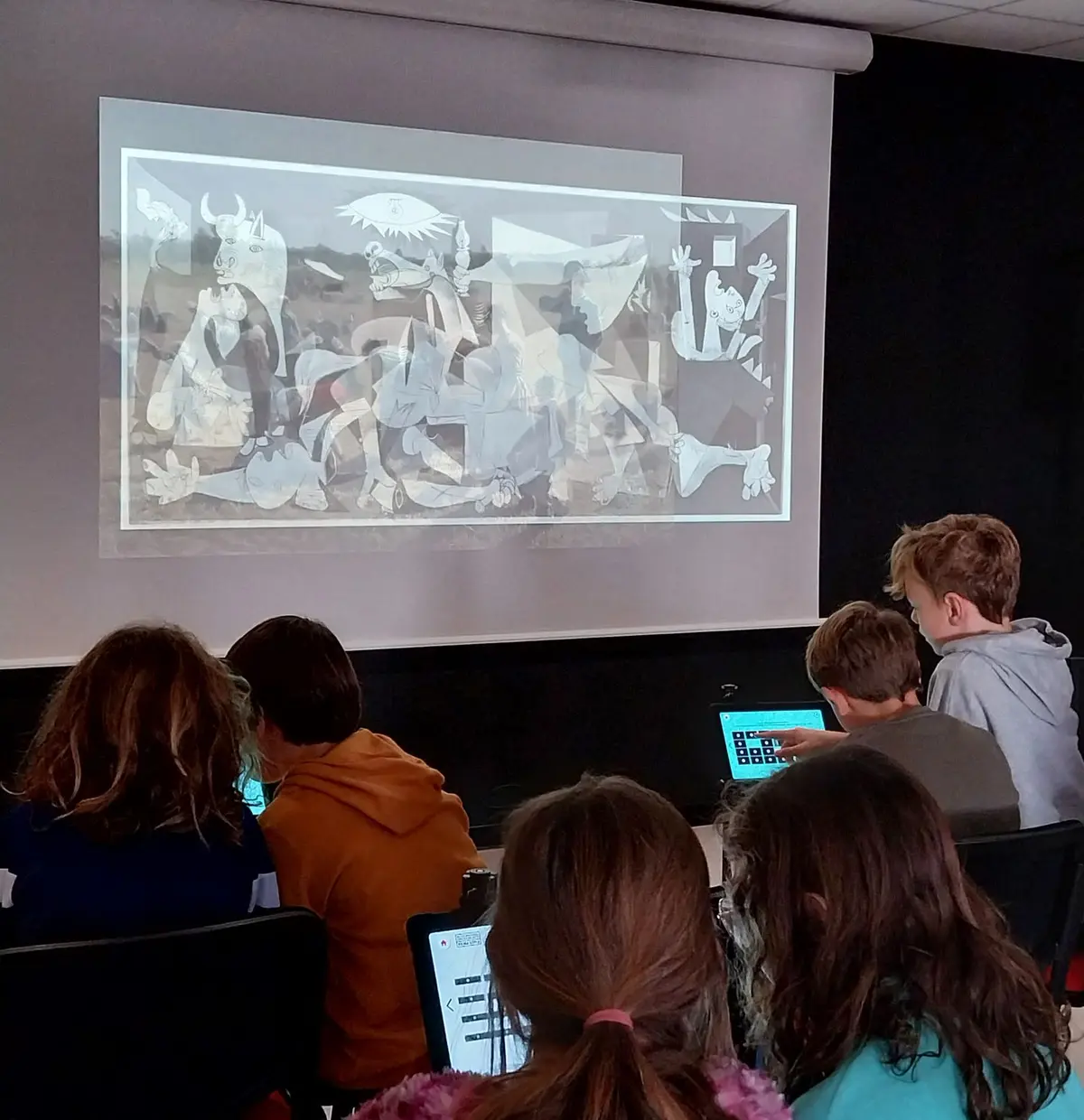 Sortie d'école, au musée numérique de la Micro-Folie